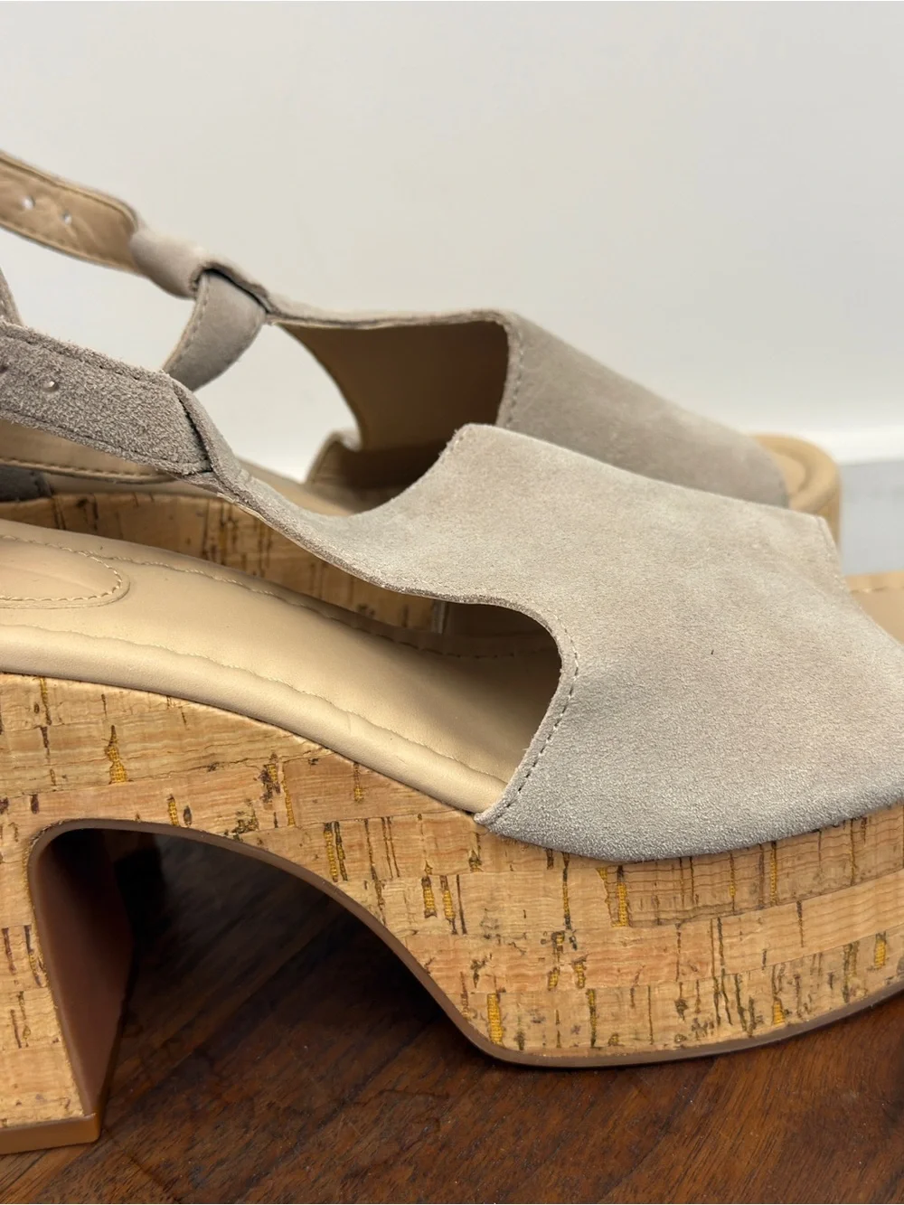 Gianni‎ Bini Cork Platform Heels T-Strap Sandals Neutral Suede Size 7